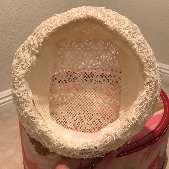 Love this beautiful cream hat. - Picture 4 of 5